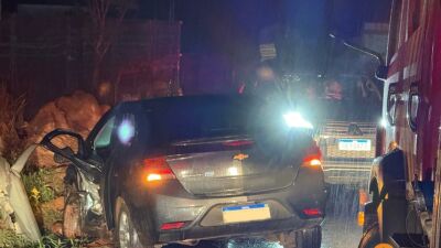 Imagem da notícia Chuva faz motorista perder controle da direção, bate em carro e deixa dois feridos em Coxim